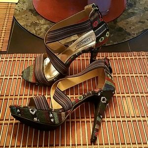 🌻Aztec Print Heels